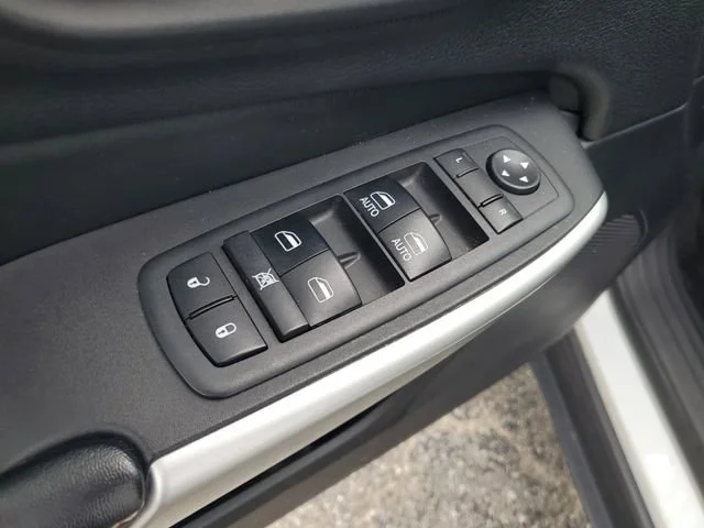 Used 2018 White Jeep Latitude Plus image 9