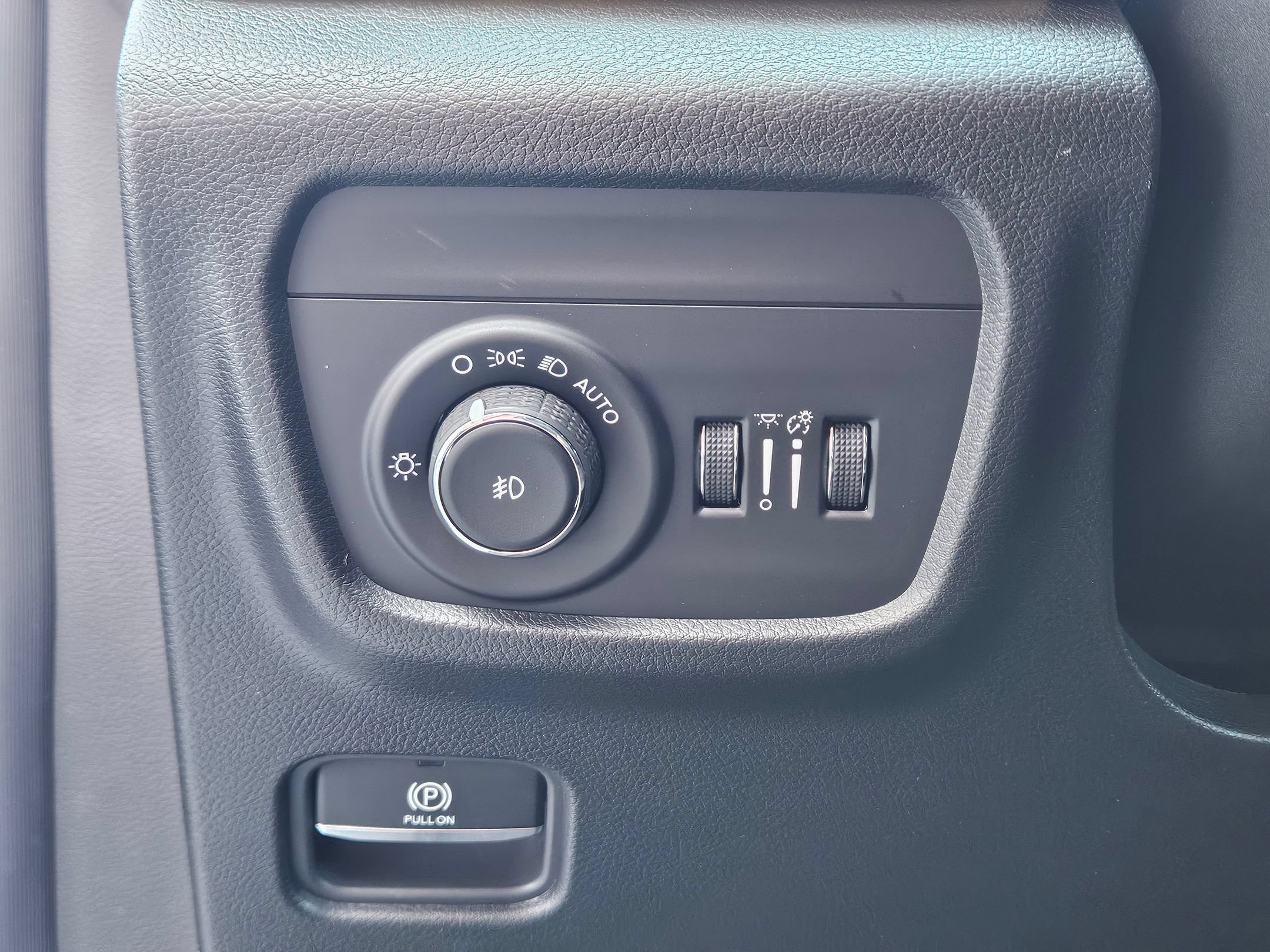 New 2026 Silver Zynith Exterior Paint Jeep Limited Reserve image 18