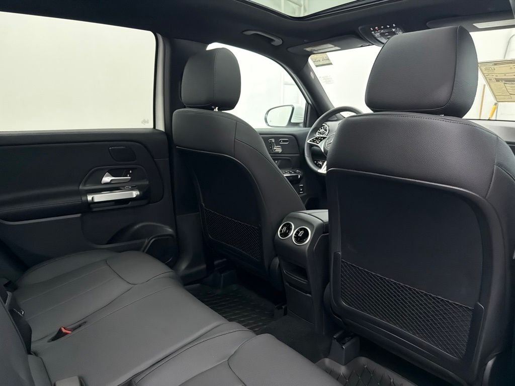 New 2026 Polar White Mercedes-Benz GLB 250 image 24