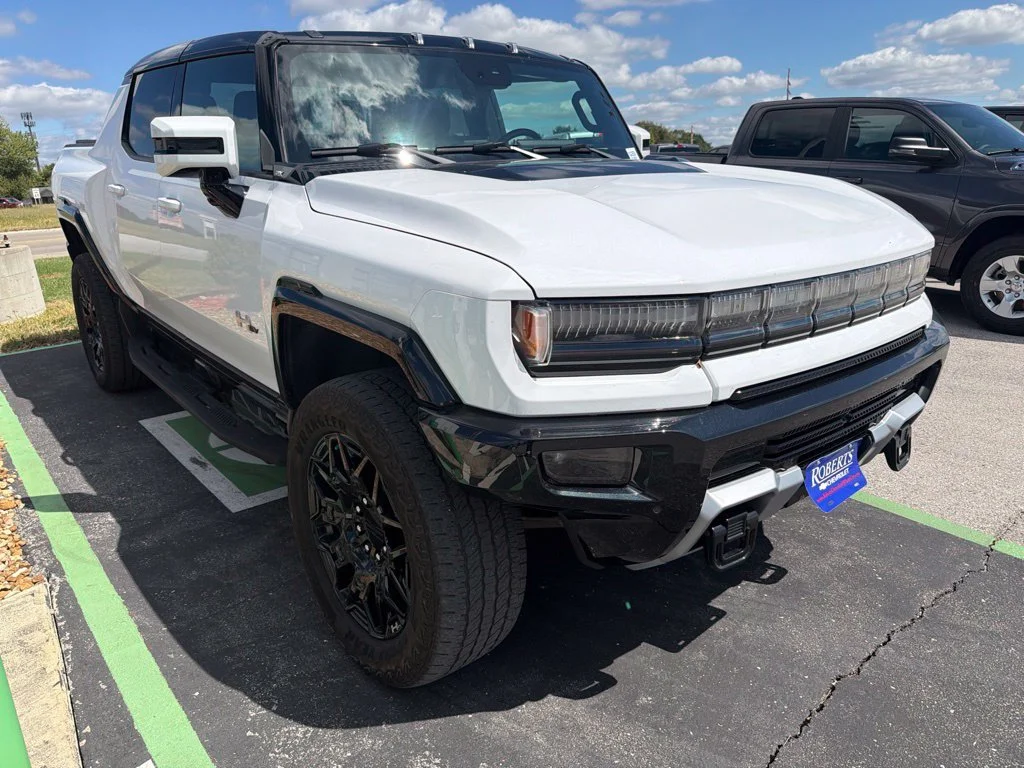 Used 2025 White GMC 2X image 4
