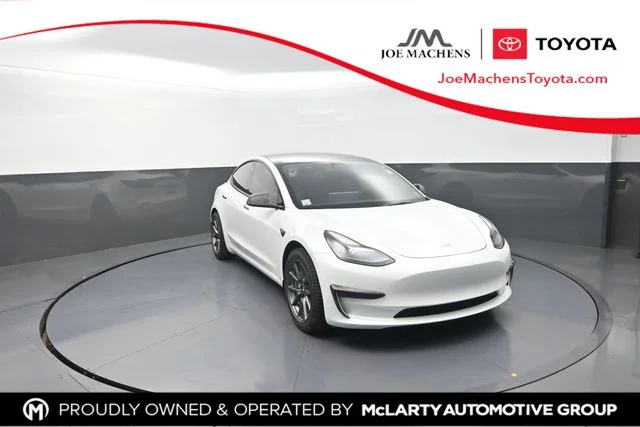 Used 2022  Tesla Long Range image 1