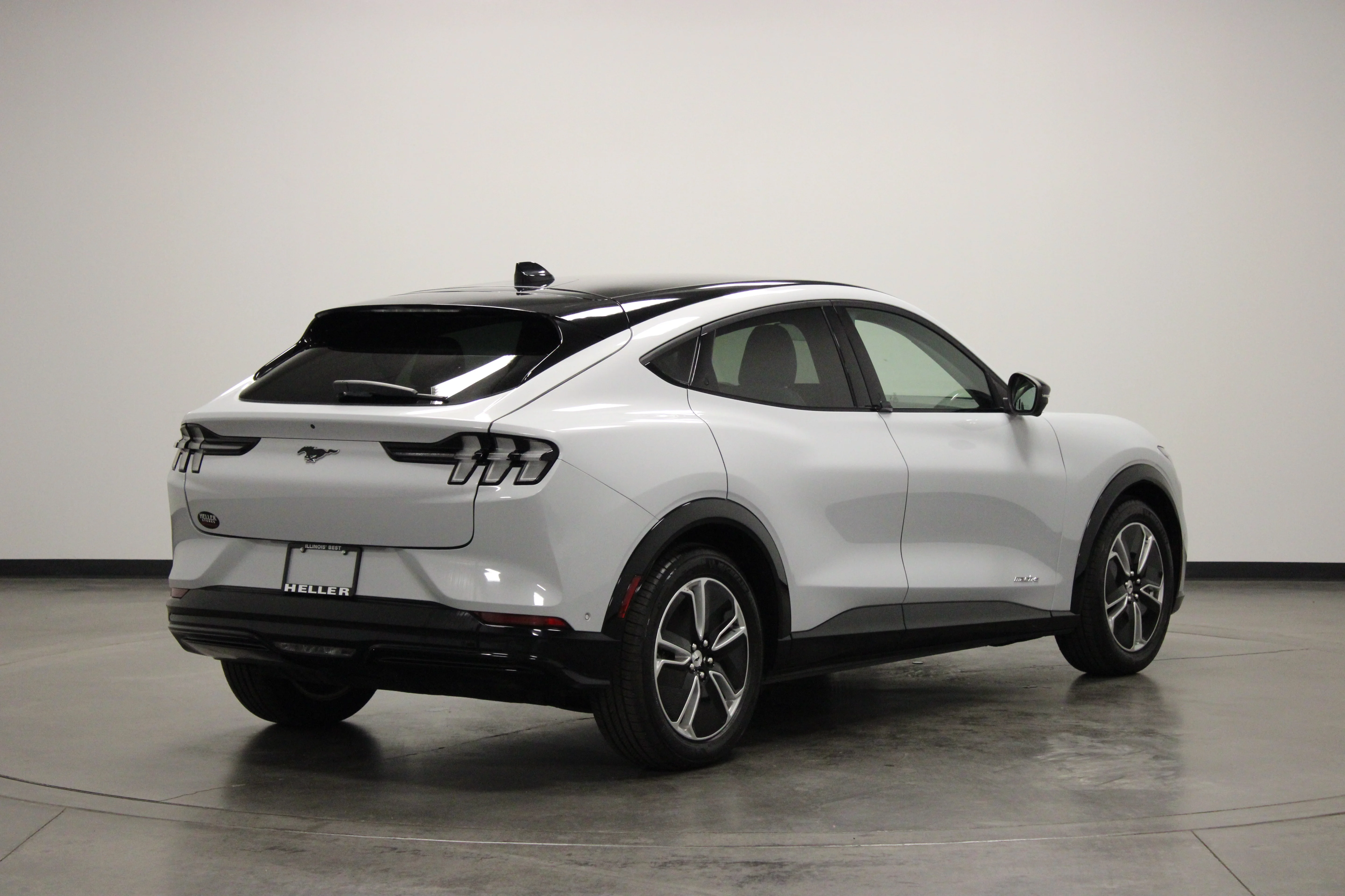 Used 2023 White Metallic Ford Premium image 8