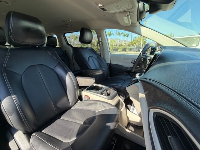 Used 2024 White Chrysler Select image 31