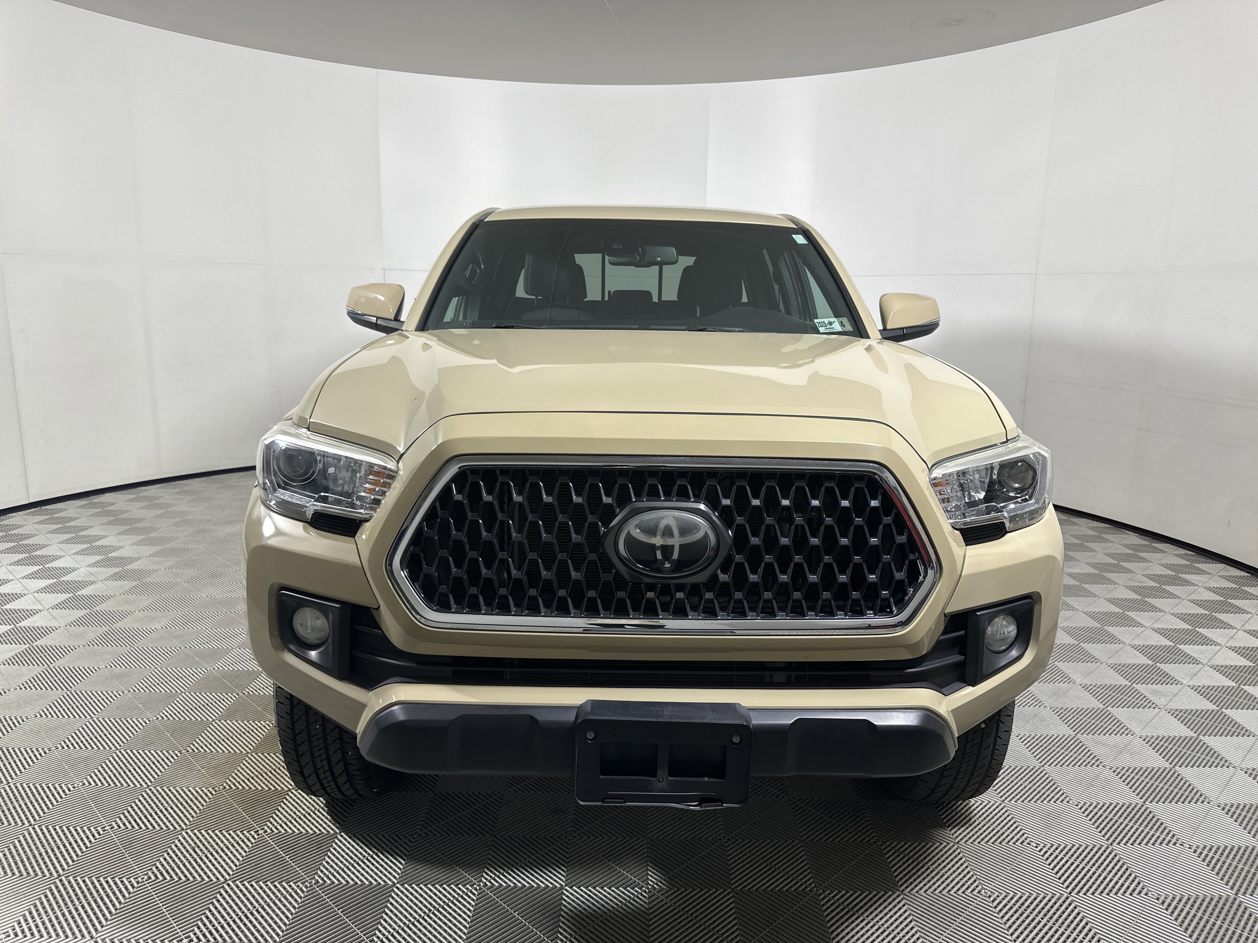 Used 2018  Toyota  image 2