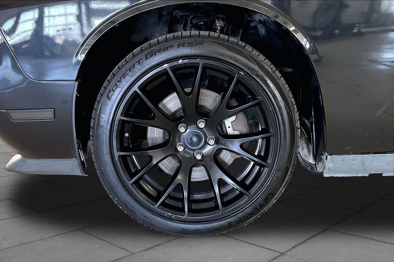 Used 2009 Brilliant Black Pearl Dodge R/T image 10