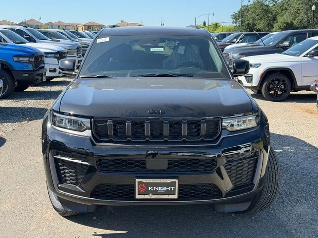 New 2026 Diamond Black Crystal Pearl-Coat Exterior Paint Jeep Altitude image 3