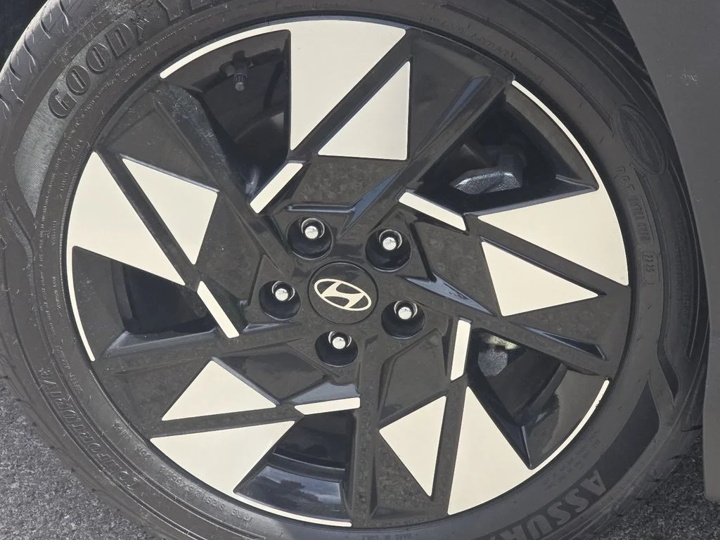 Used 2024 Black Hyundai SEL image 9