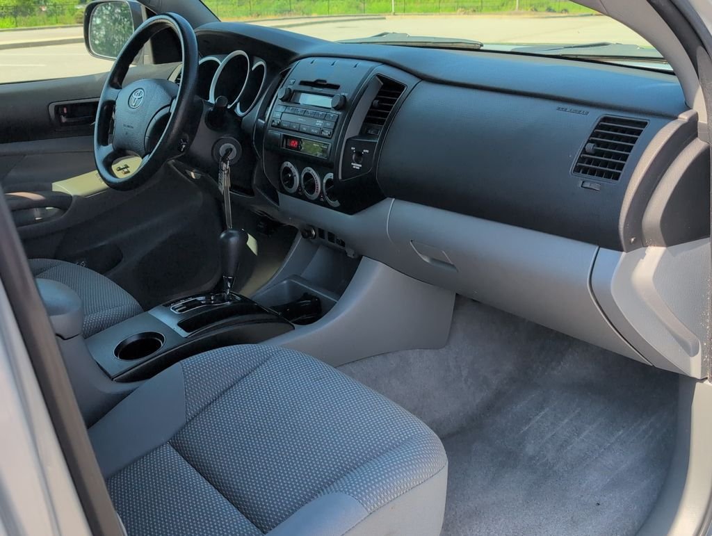 Used 2009 Silver Toyota Base image 23