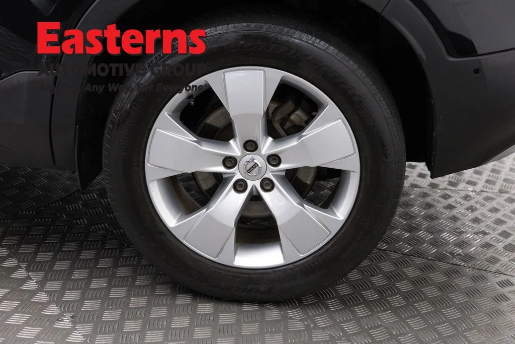 Used 2019 Black Volvo Momentum image 32