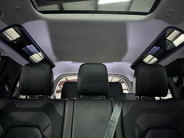 Used 2020 White Land Rover SE image 19