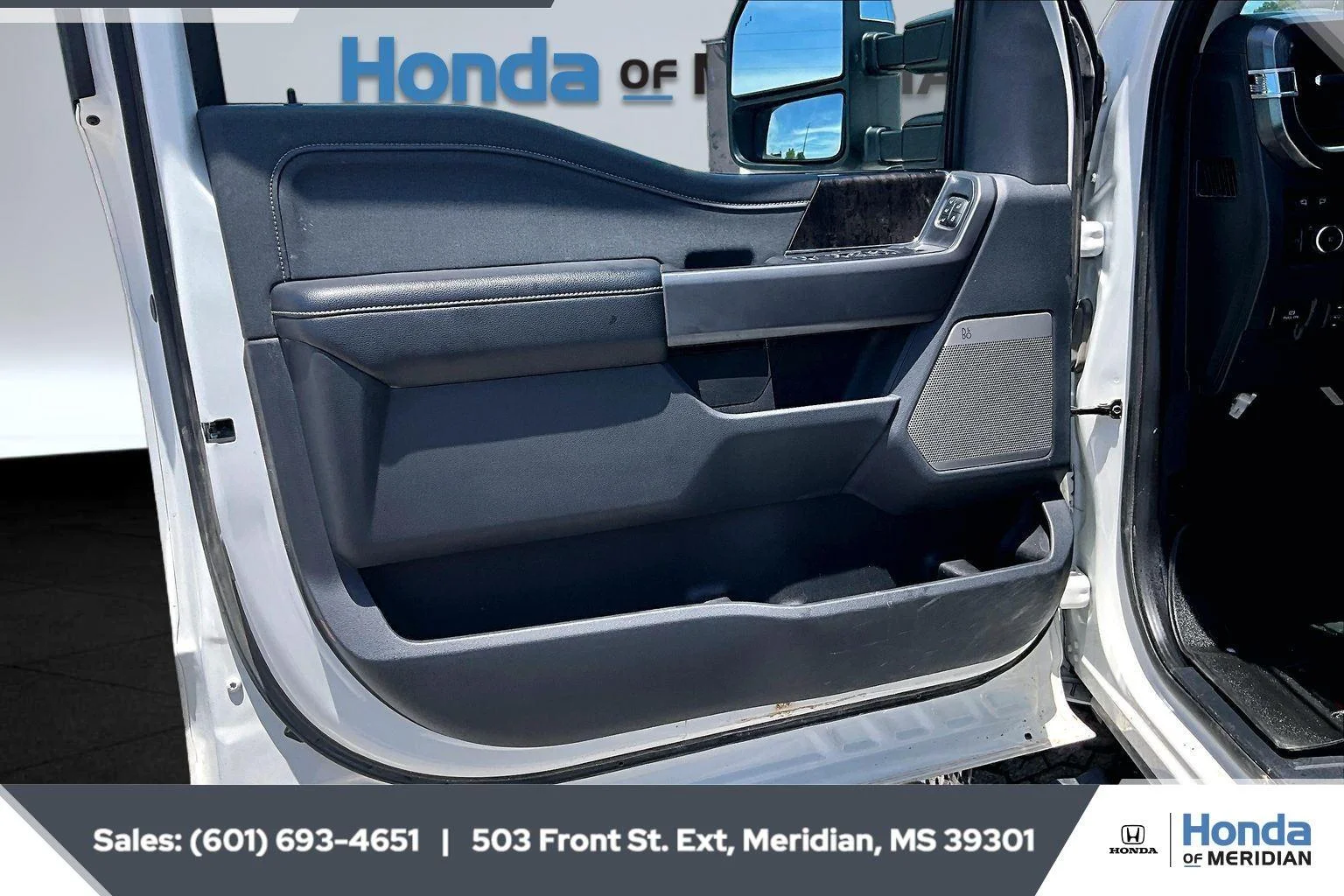 Used 2024 Star White Metallic Tri-Coat Ford LARIAT image 17