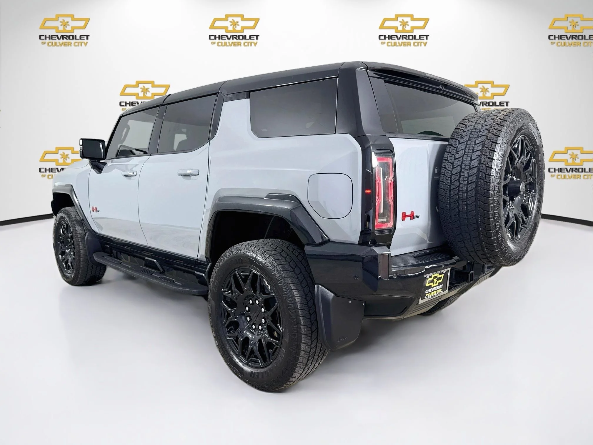 Used 2024 Meteorite Metallic (Grey) GMC 2X image 6