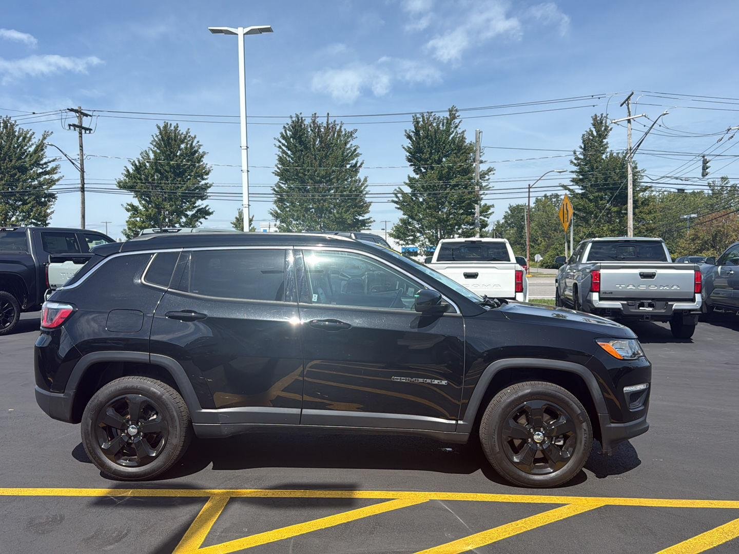 Used 2018 Diamond Black Crystal Pearlcoat Jeep Latitude image 2