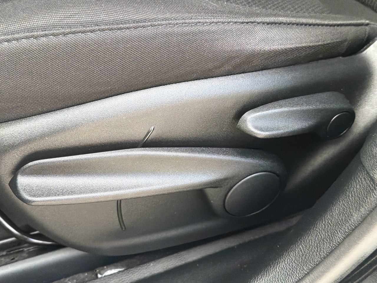 Used 2020 Diamond Black Crystal Pearlcoat Jeep Latitude image 19