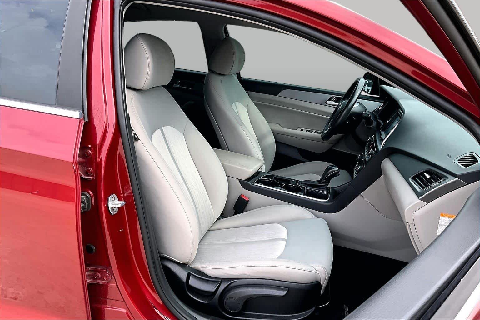 Used 2018 Cosmopolitan Red Hyundai SE image 9