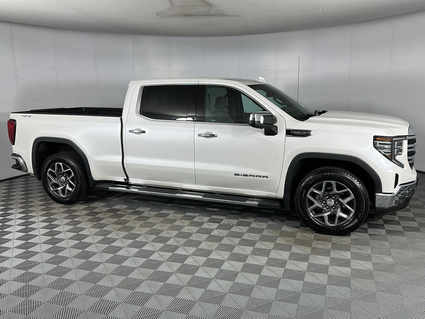 Used 2022 White Frost Tricoat GMC SLT image 9