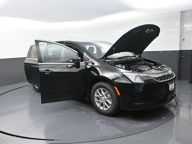 New 2027 Diamond Black Crystal Pearl-Coat Exterior Paint Chrysler Select image 29