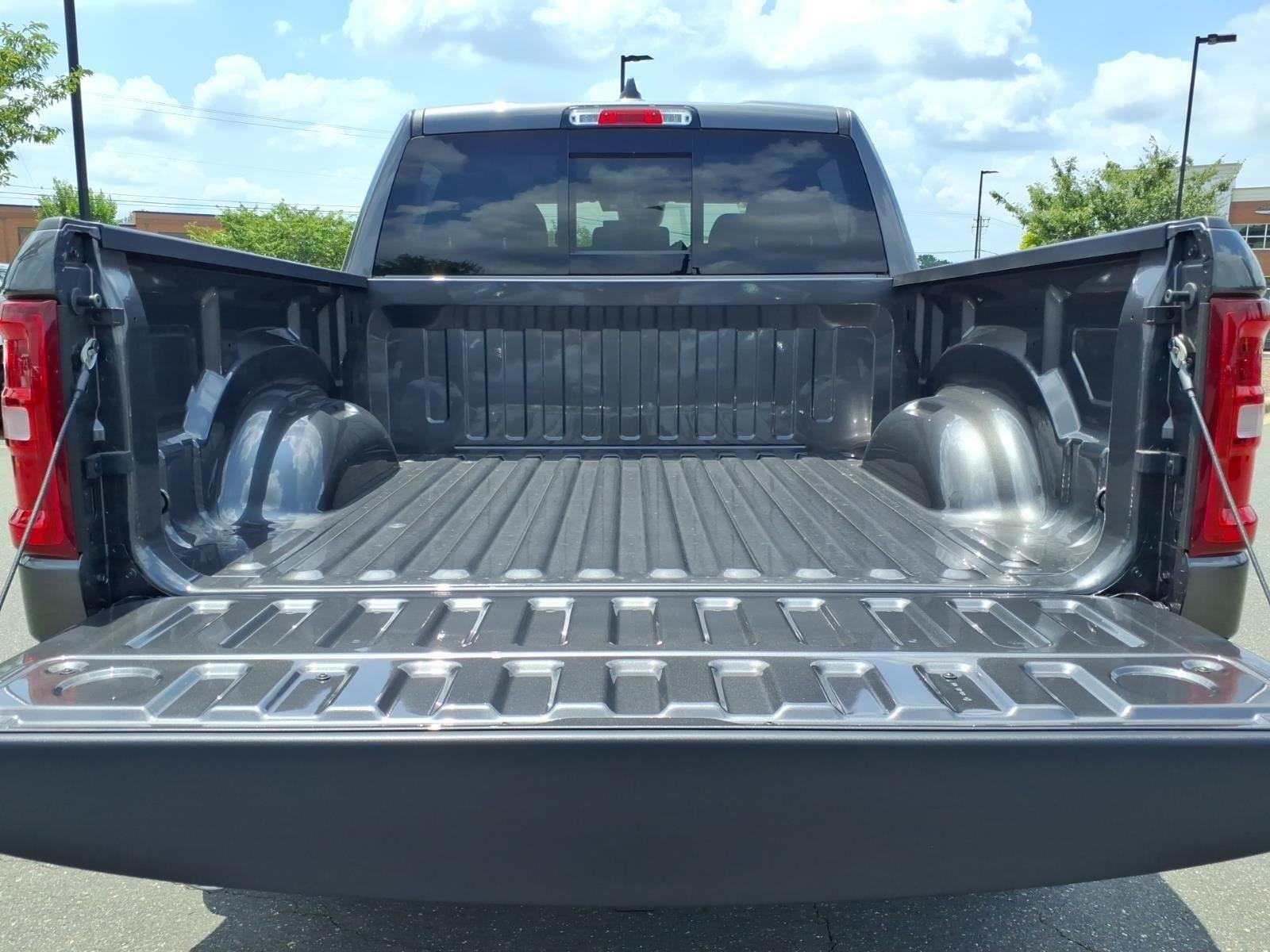 New 2026 Granite Crystal Metallic Clear-Coat Exterior Paint RAM Laramie image 32