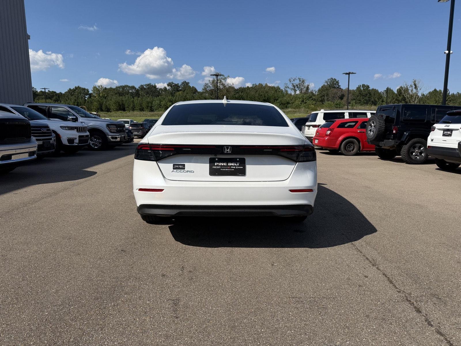 Used 2024 Platinum White Pearl Honda EX image 5