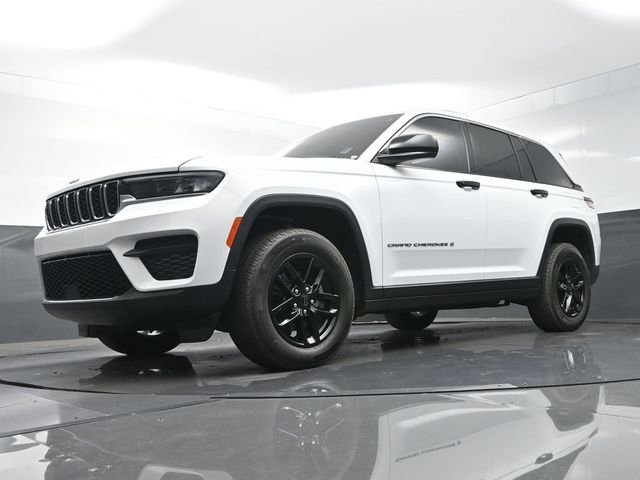 Used 2024 White Jeep Laredo X image 34