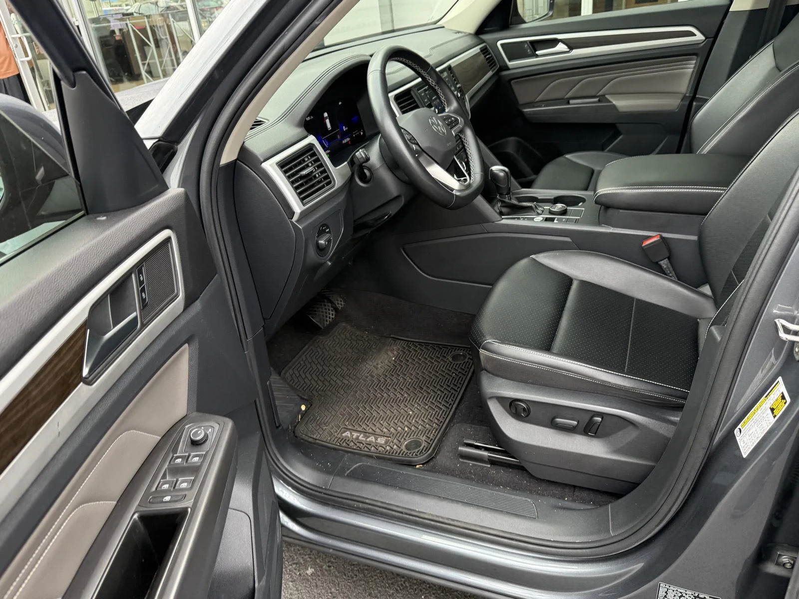 Used 2022 Platinum Gray Metallic Volkswagen 2.0T SE image 9