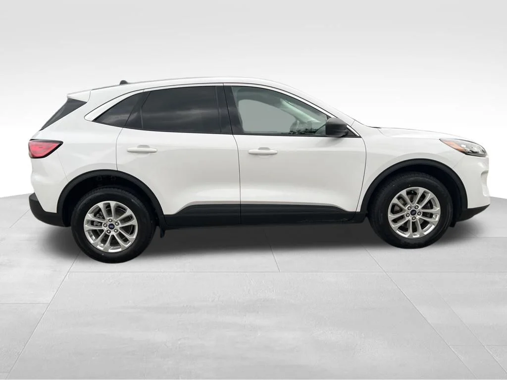 Used 2022 White Ford SE image 5