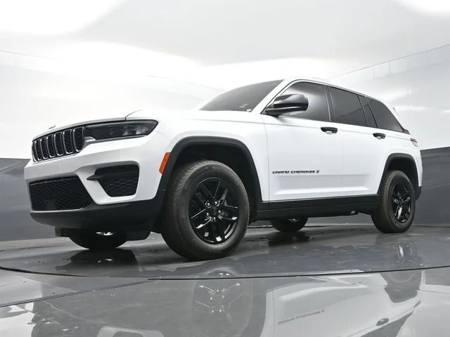 Used 2024 White Jeep Laredo X image 34