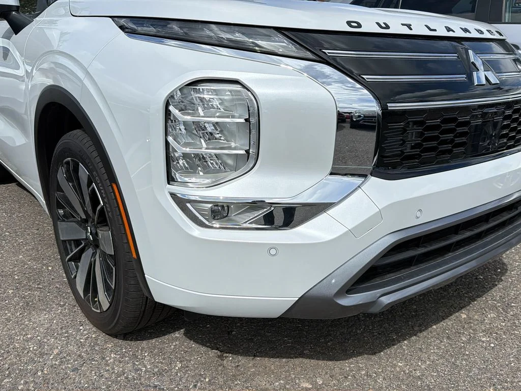 New 2026 White Diamond Mitsubishi SEL image 23