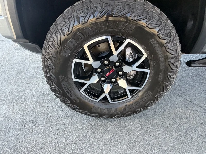 Used 2023 Sterling Metallic GMC AT4X image 39