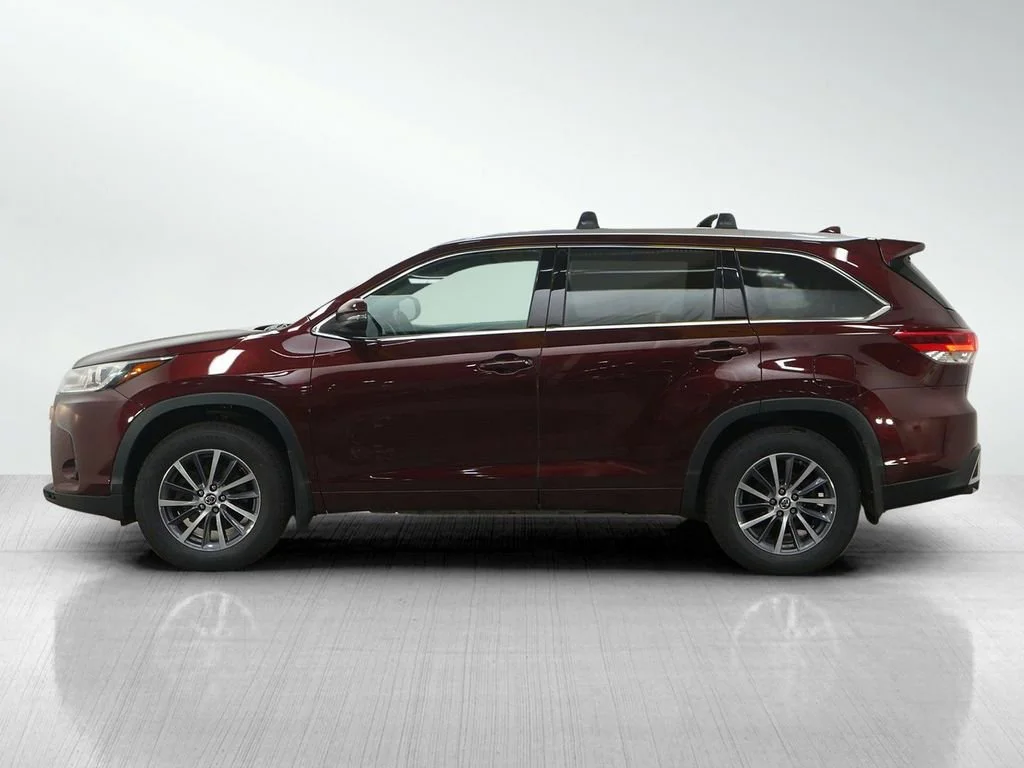 Used 2018 Toyota Highlander XLE with VIN 5TDJZRFH8JS813919 for sale in Minneapolis, Minnesota