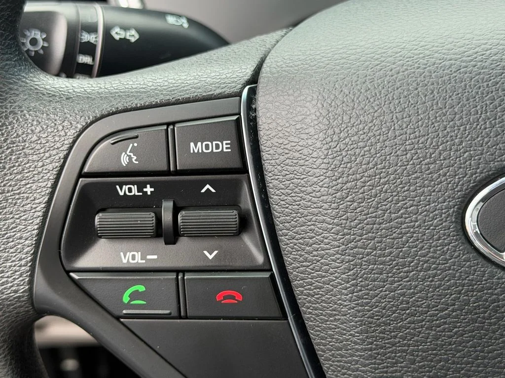Used 2015 White Hyundai SE image 22