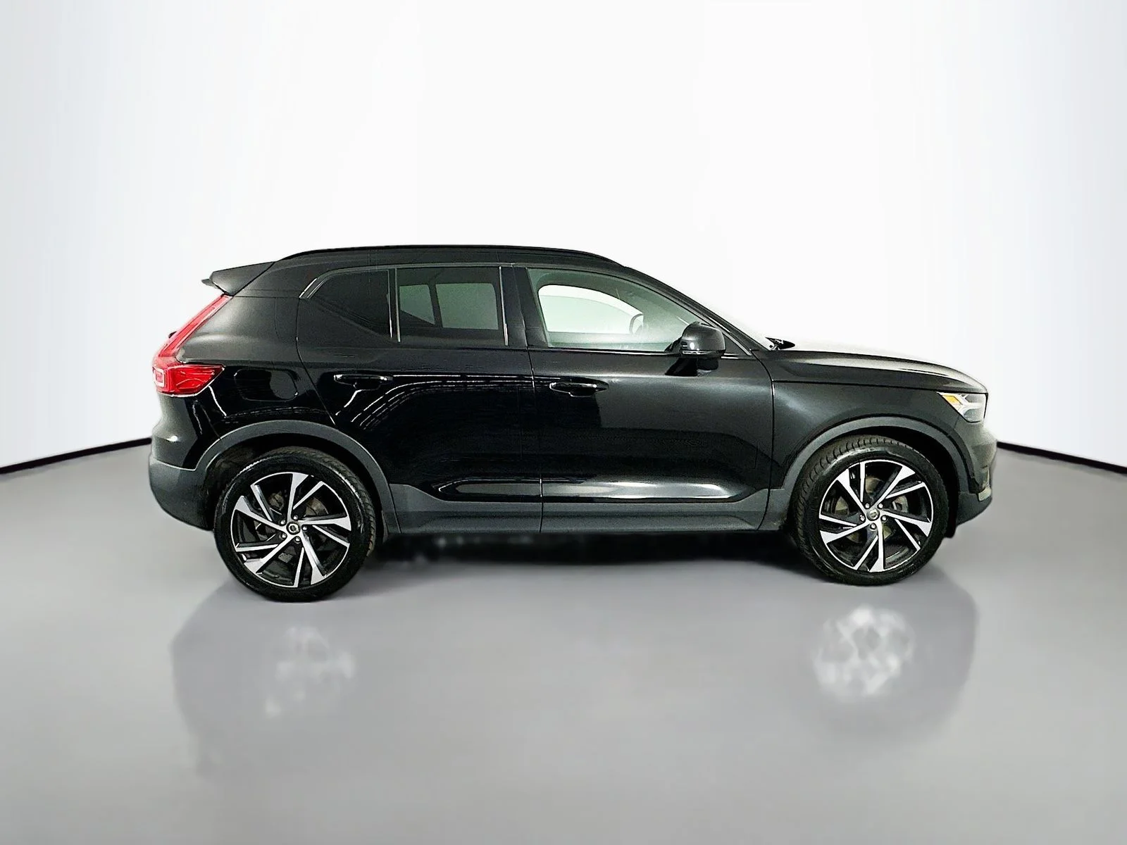 Used 2021 Black Volvo R-Design image 8