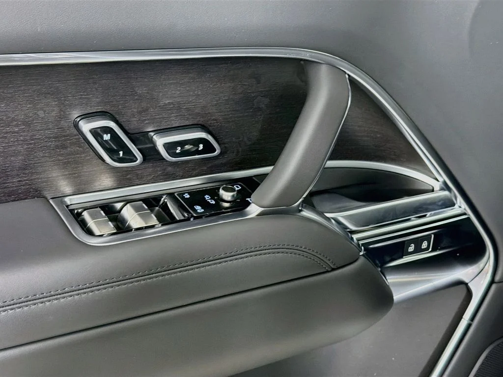 New 2026 Eiger Grey Land Rover SE image 18