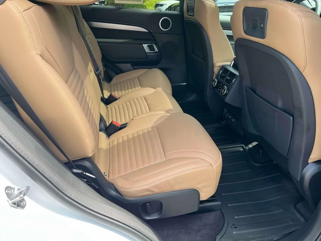 Used 2025  Land Rover Dynamic SE image 15