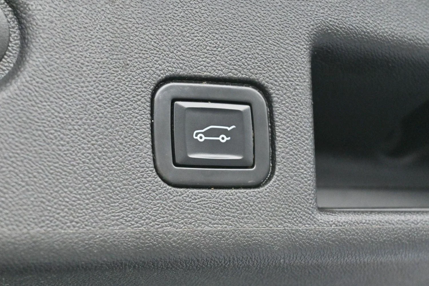 Used 2022 Iron Gray Metallic Chevrolet Premier image 10