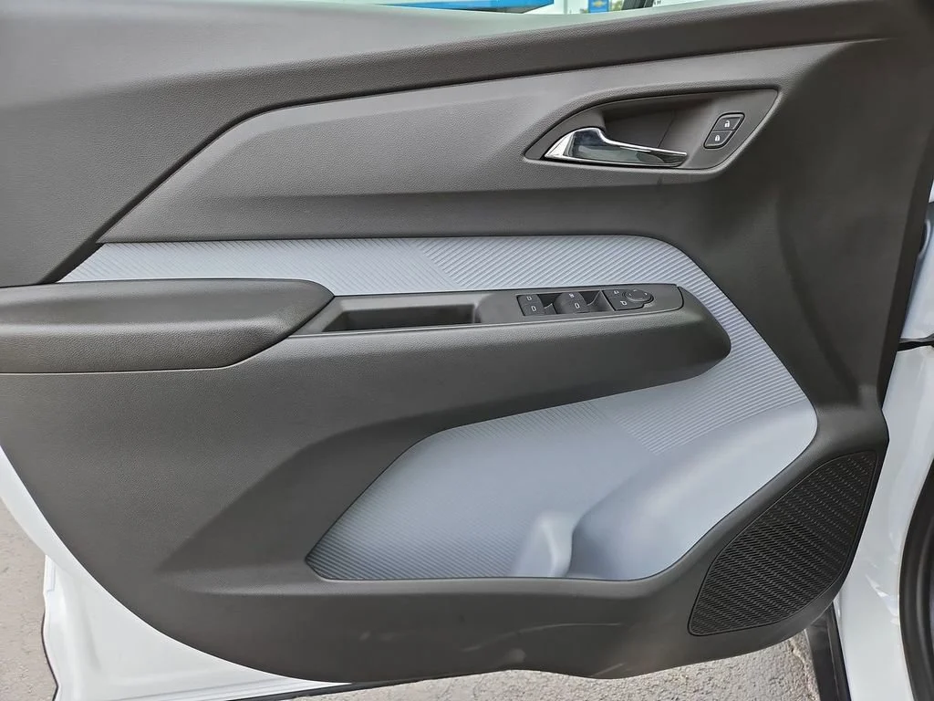 New 2027 Summit White Chevrolet LT image 13