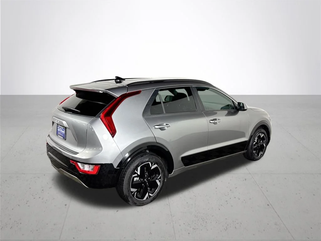 Used 2023 Gray Kia Wind image 6