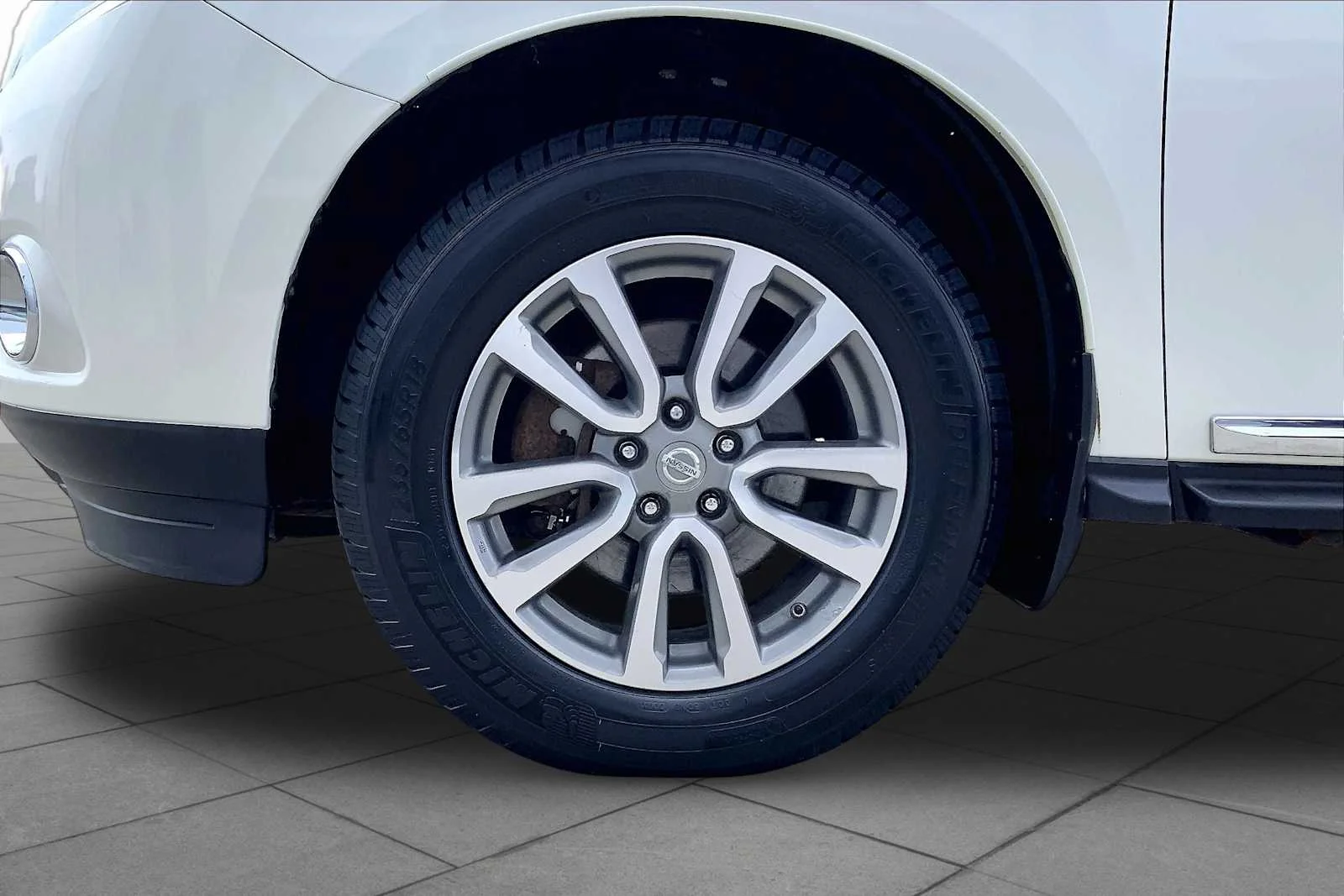 Used 2016 Pearl White Nissan SL image 10