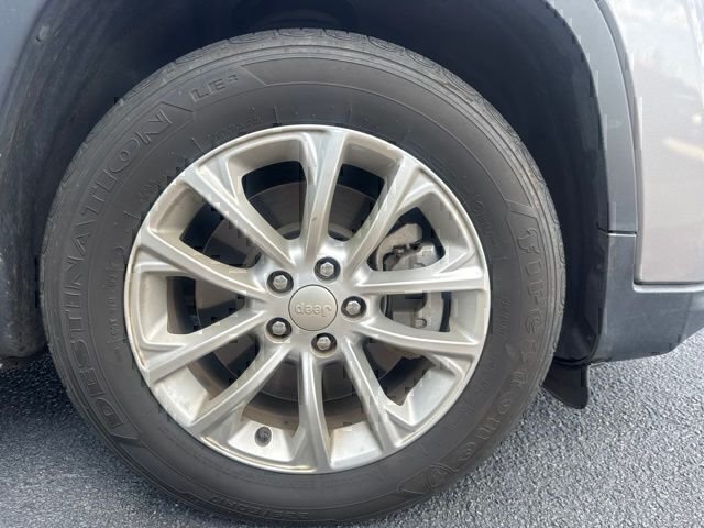 Used 2019 Silver Jeep Latitude image 4