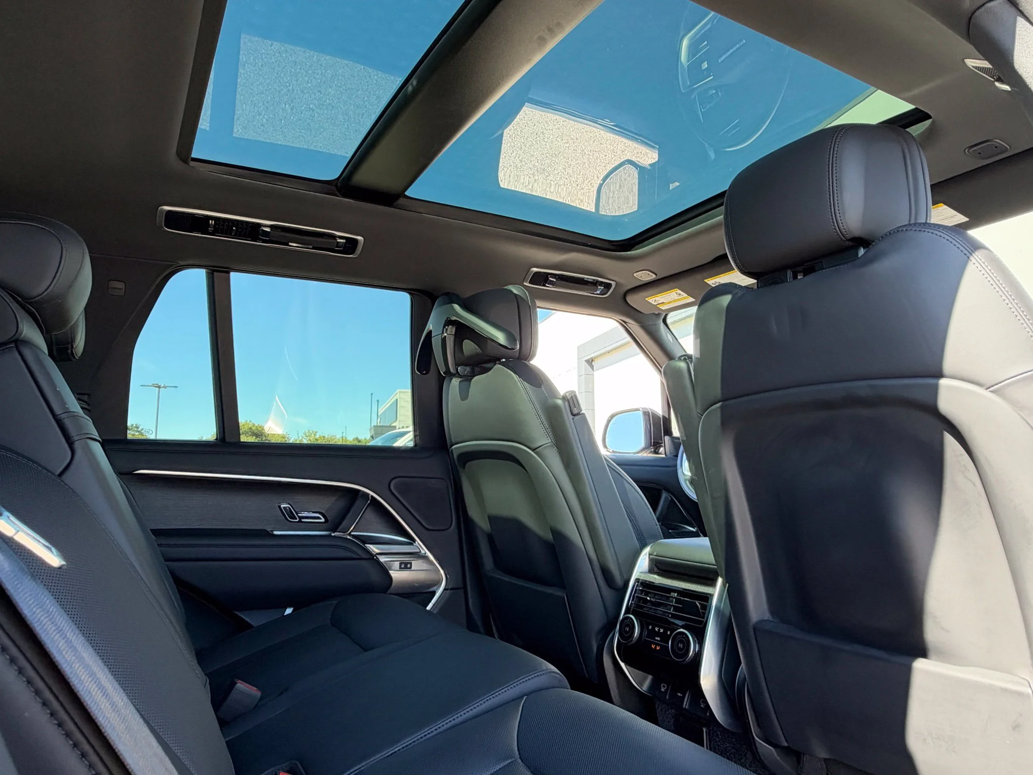 Used 2025 Green Land Rover SE image 26