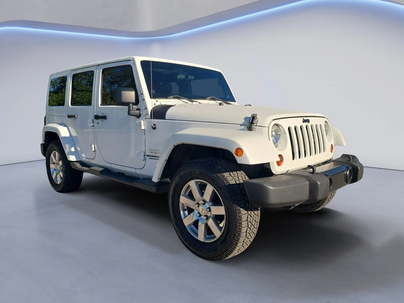 Used 2012 Bright White Clearcoat Jeep Sahara image 9