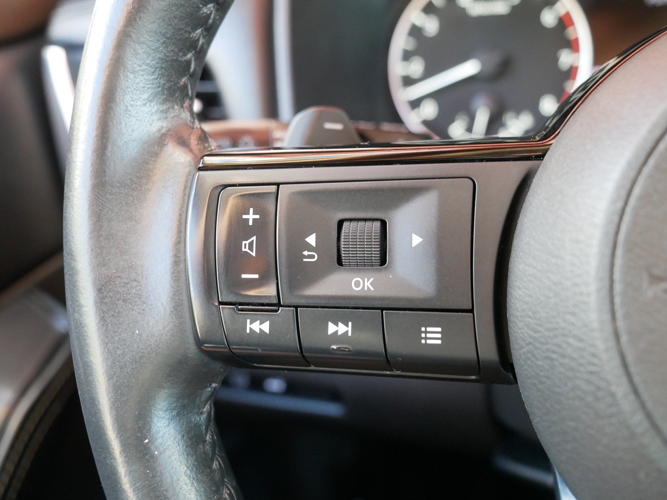 Used 2023 Boulder Gray Pearl/Super Black Nissan SV image 28