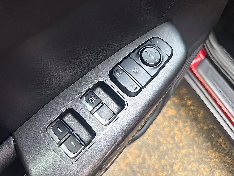 Used 2022 Hyper Red Kia LX image 10
