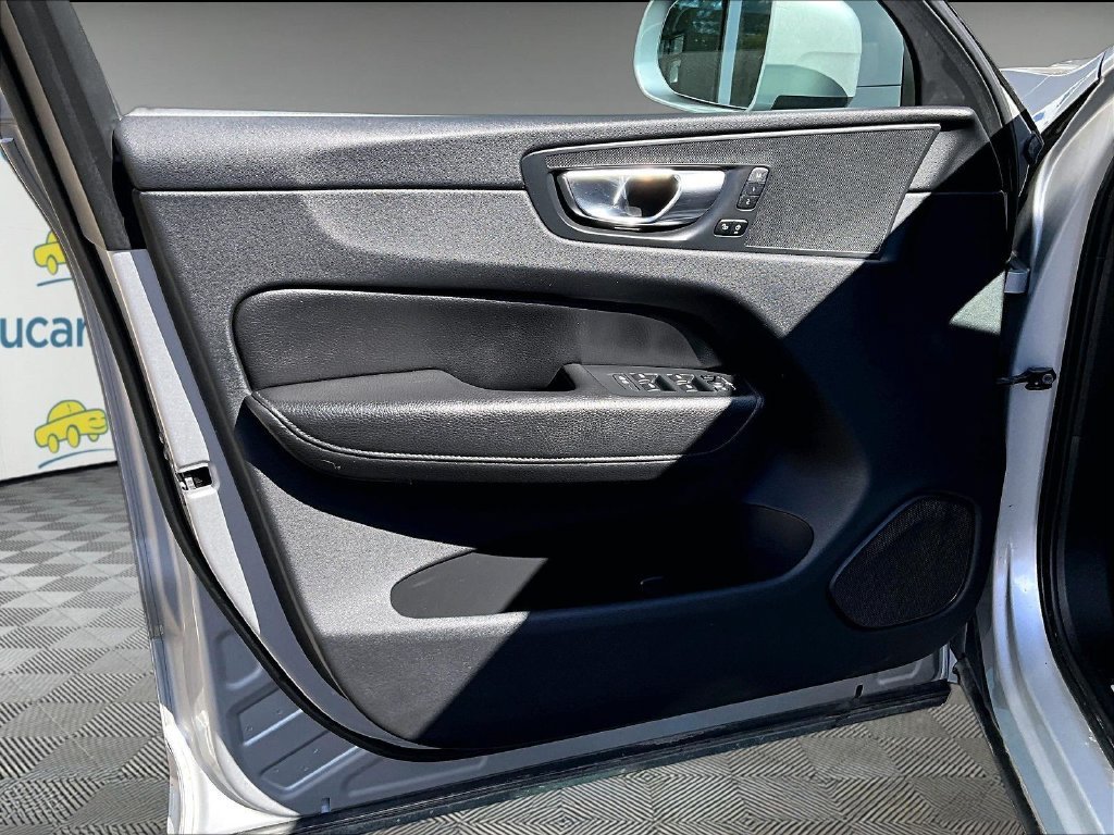 Used 2020 Silver Volvo T5 Momentum image 9
