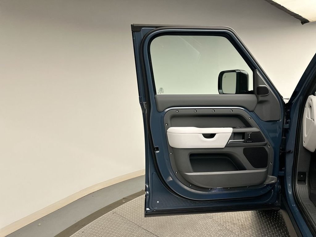 Used 2025 Tasman Blue Metallic Land Rover S image 8
