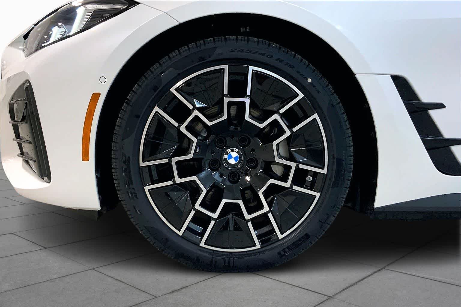 New 2026 Mineral White Metallic BMW xDrive40 image 11