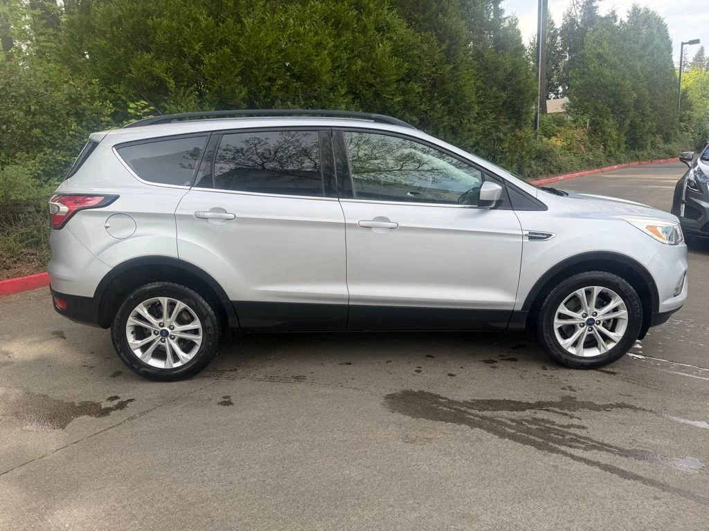 Used 2018 Ford Escape SE with VIN 1FMCU9GD4JUB75727 for sale in Gladstone, OR