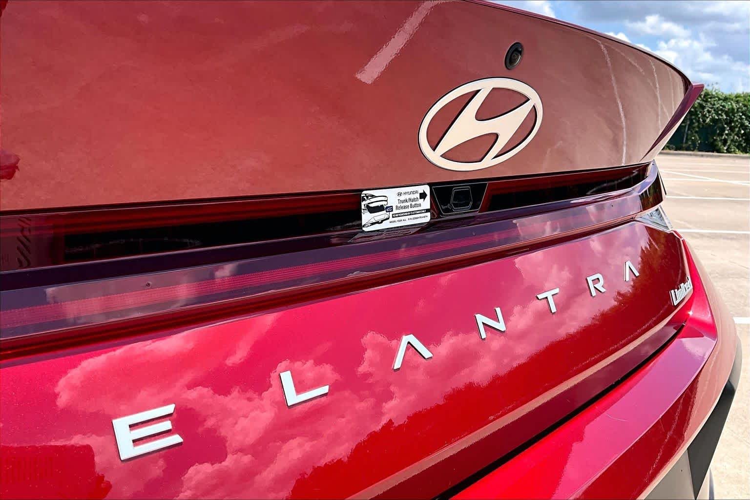 2025 Hyundai Elantra Limited - Photo 28