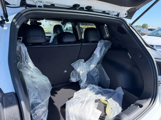New 2026 Bright White Clearcoat Jeep Latitude image 24