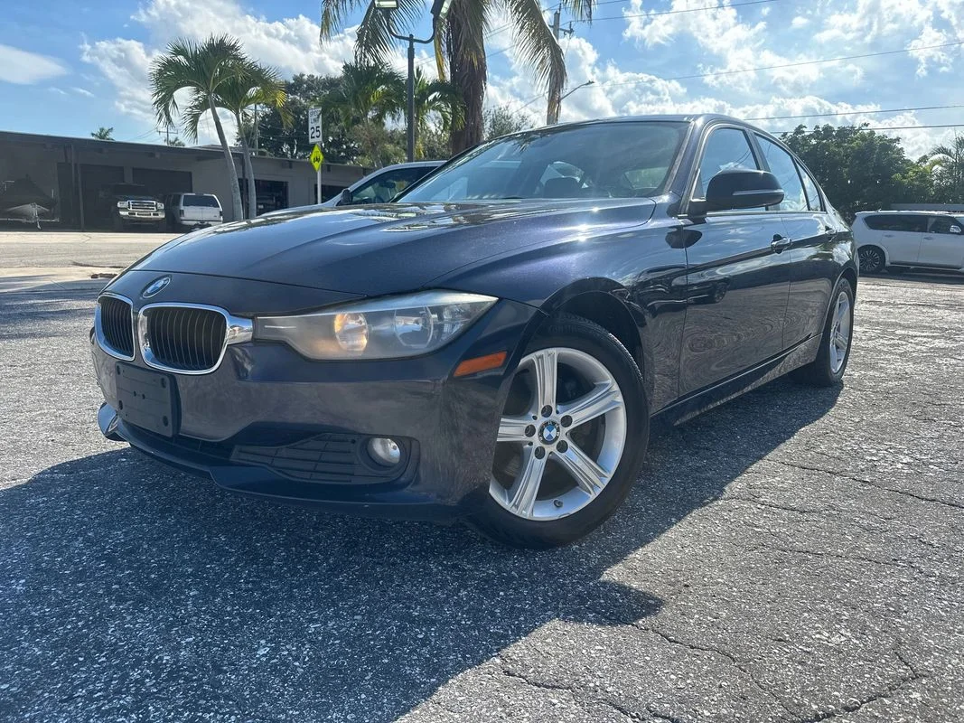 Used 2014  BMW xDrive image 1